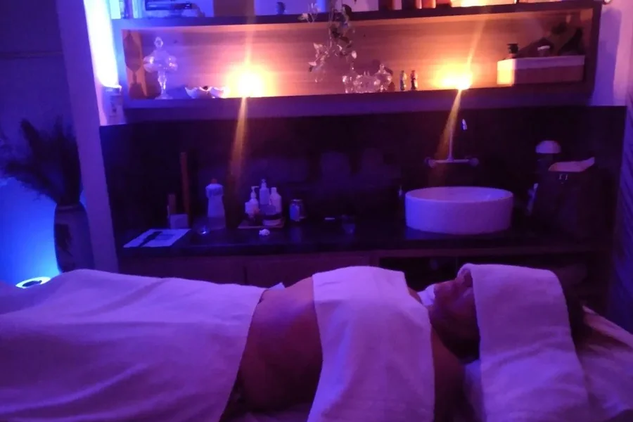 Massagem terapêutica em regiões doloridas